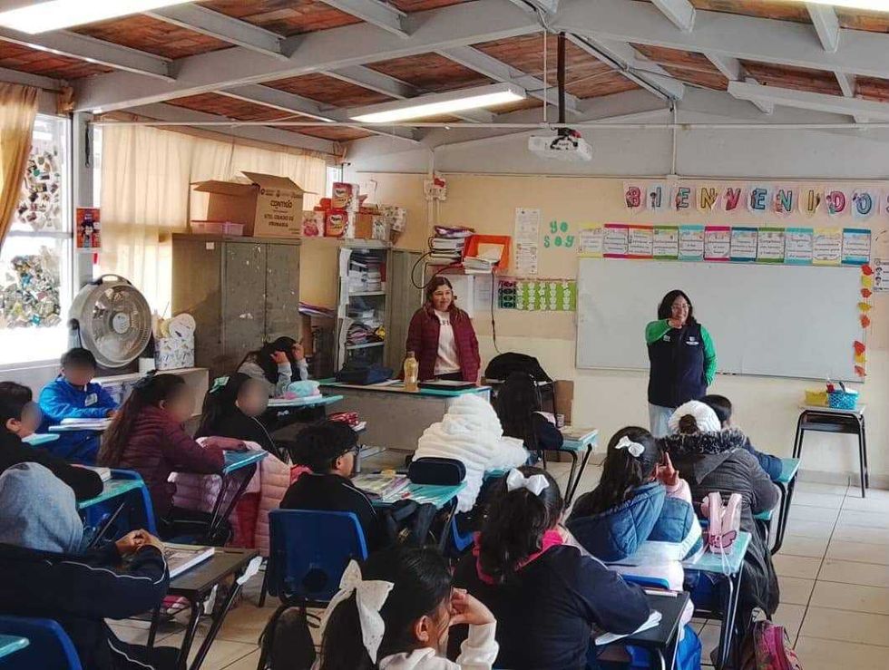 Instructoras del DIF Quer\u00e9taro imparten pl\u00e1tica sobre cuidado de adultos mayores a alumnos de primaria