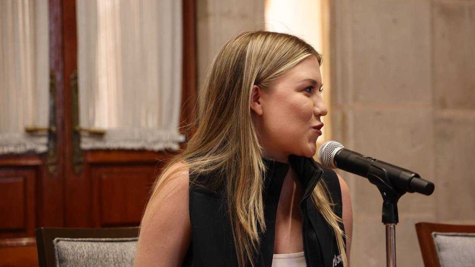 Integrante de CIMA habla durante la entrega del donativo al SEDIF Quer\u00e9taro.