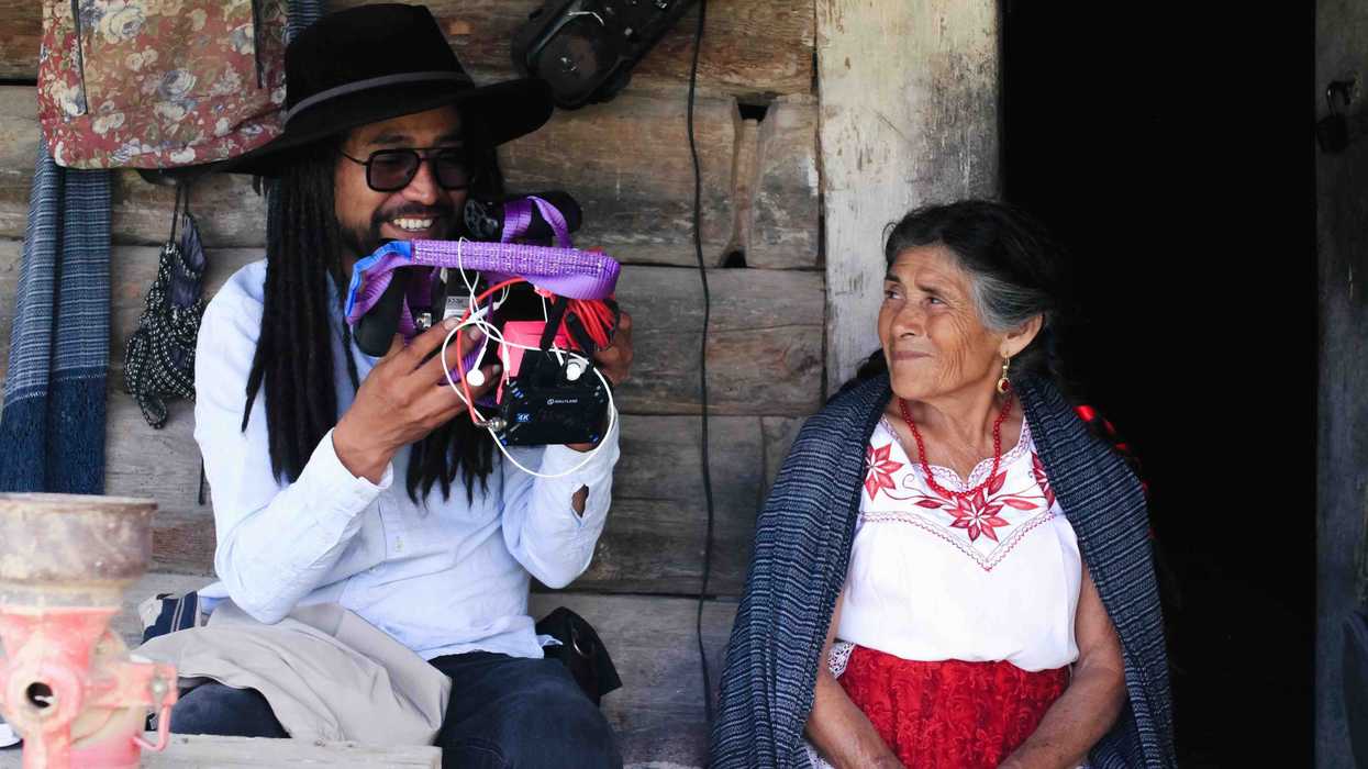 Integrante del equipo de producción graba una entrevista a una mujer de la comunidad durante el rodaje de Sókó en Oaxaca.