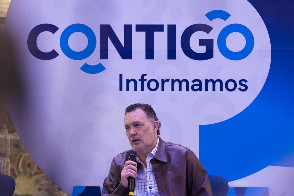 Integrante del panel de Contigo Informamos habla al micr\u00f3fono con un documento en mano, durante la presentaci\u00f3n de resultados educativos en Quer\u00e9taro