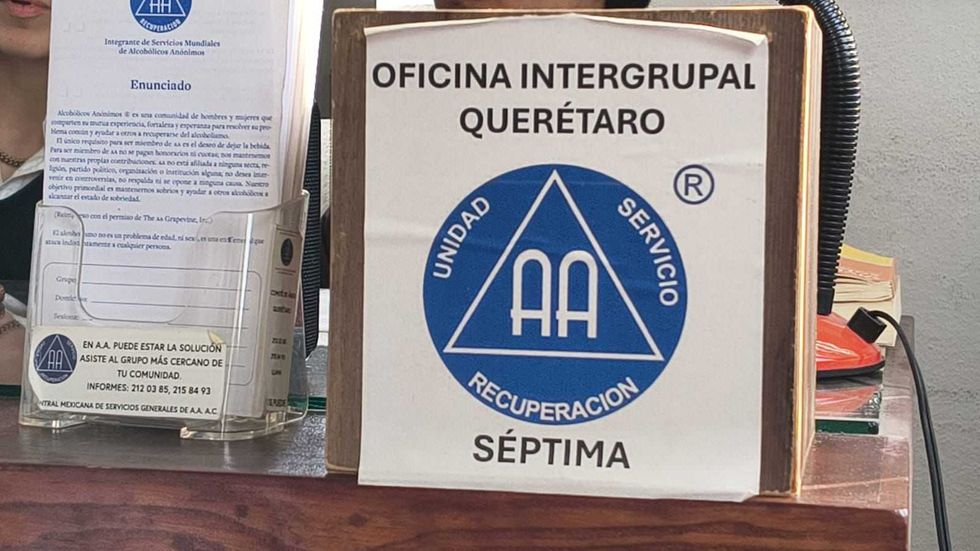 Integrantes de Alcoh\u00f3licos An\u00f3nimos durante jornada informativa Semana Compartiendo Esfuerzos 2026 en Quer\u00e9taro