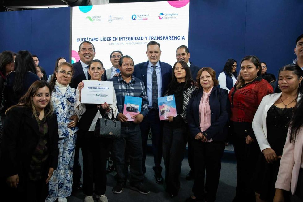 Integrantes de comit\u00e9s posan con reconocimientos y libros del Premio Nacional de Contralor\u00eda Social junto al gobernador