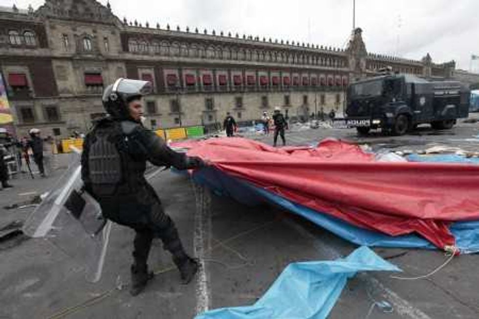 INTEGRANTES DE LA CNTE SE RETIRAN DEL ZÓCALO