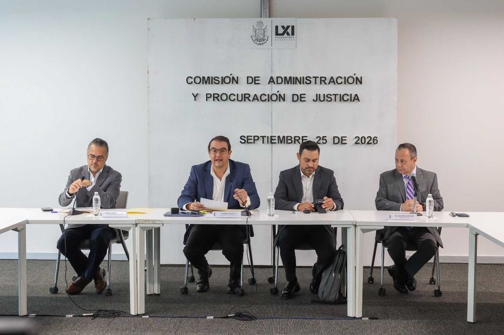Integrantes de la Comisi\u00f3n de Administraci\u00f3n y Procuraci\u00f3n de Justicia revisan documentos durante la sesi\u00f3n sobre la iniciativa para renombrar al Poder Judicial de Quer\u00e9taro.