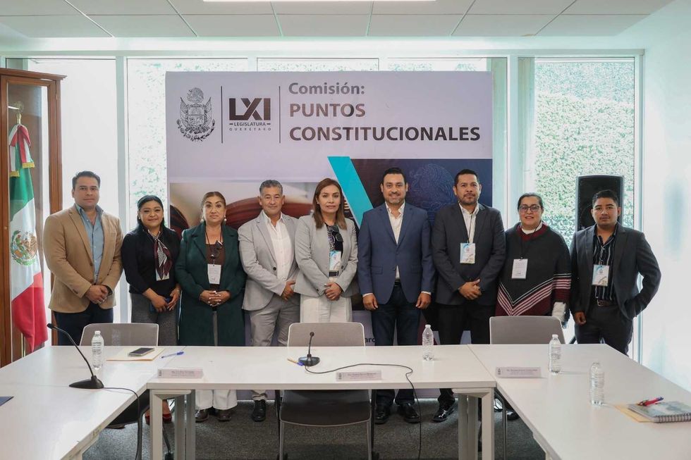 Integrantes de la Comisi\u00f3n de Puntos Constitucionales y representantes municipales durante sesi\u00f3n del Constituyente Permanente en la LXI Legislatura de Quer\u00e9taro