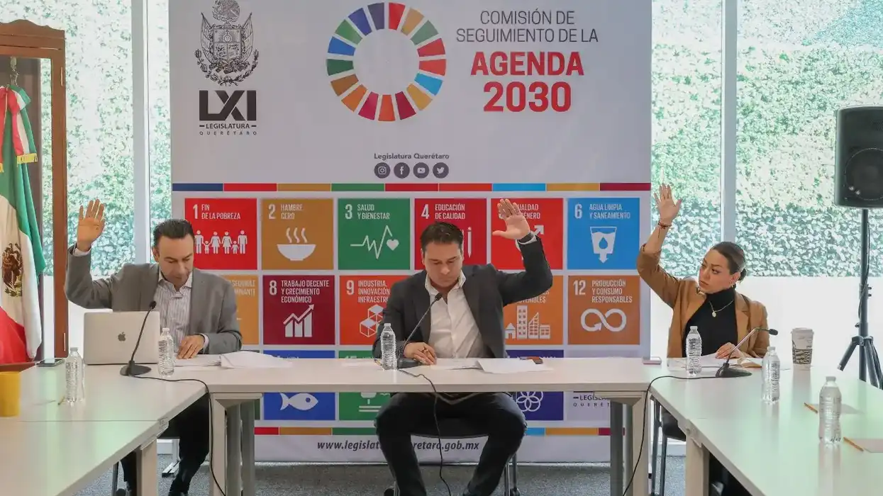 Integrantes de la Comisión de Seguimiento de la Agenda 2030 levantan la mano durante la votación en el Congreso de Querétaro.