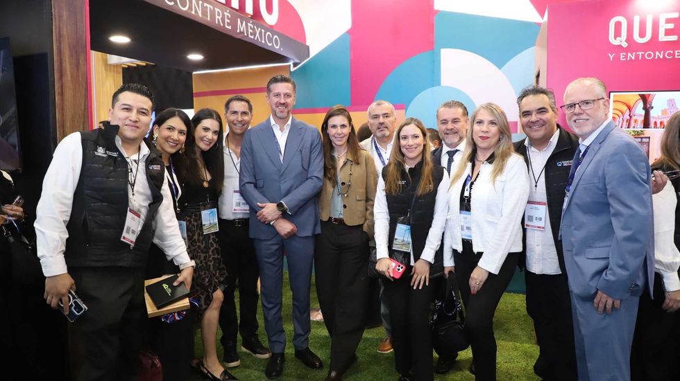 Integrantes de la delegaci\u00f3n de Quer\u00e9taro en el stand del estado durante IBTM Americas 2026 en el Centro Banamex de la Ciudad de M\u00e9xico.