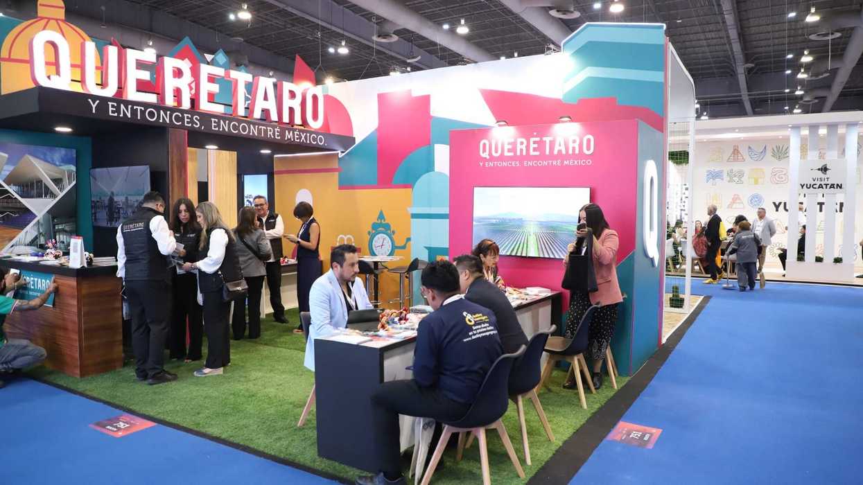 Integrantes de la delegación de Querétaro en el stand del estado durante IBTM Americas 2026 en el Centro Banamex de la Ciudad de México.