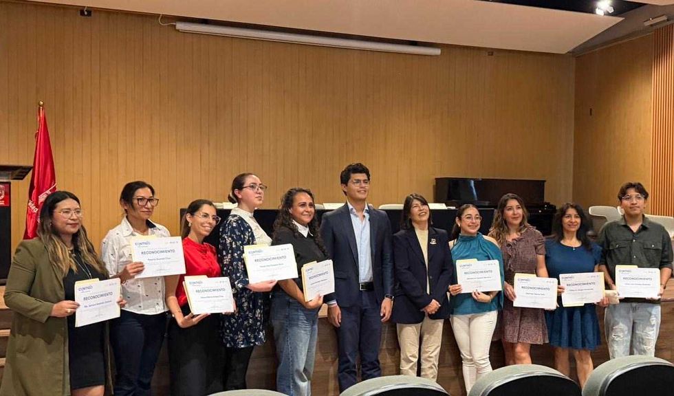 Integrantes de la Facultad de Ingenier\u00eda de la UAQ muestran los reconocimientos recibidos por la capacitaci\u00f3n en prevenci\u00f3n de adicciones digitales.