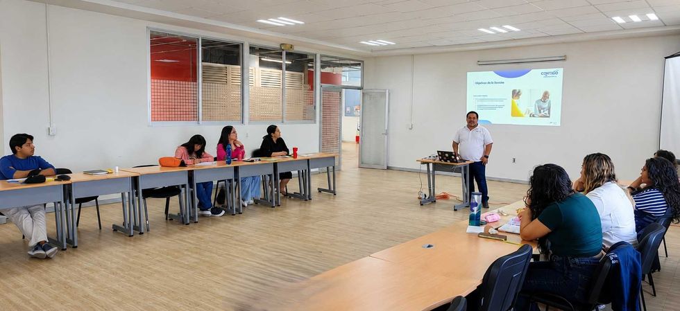 Integrantes de la Facultad de Ingenier\u00eda de la UAQ posan despu\u00e9s de una capacitaci\u00f3n sobre prevenci\u00f3n y atenci\u00f3n de adicciones digitales.