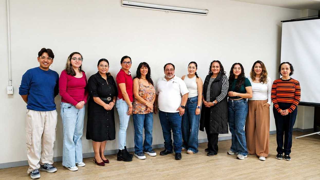 Integrantes de la Facultad de Ingeniería de la UAQ posan después de una capacitación sobre prevención y atención de adicciones digitales.