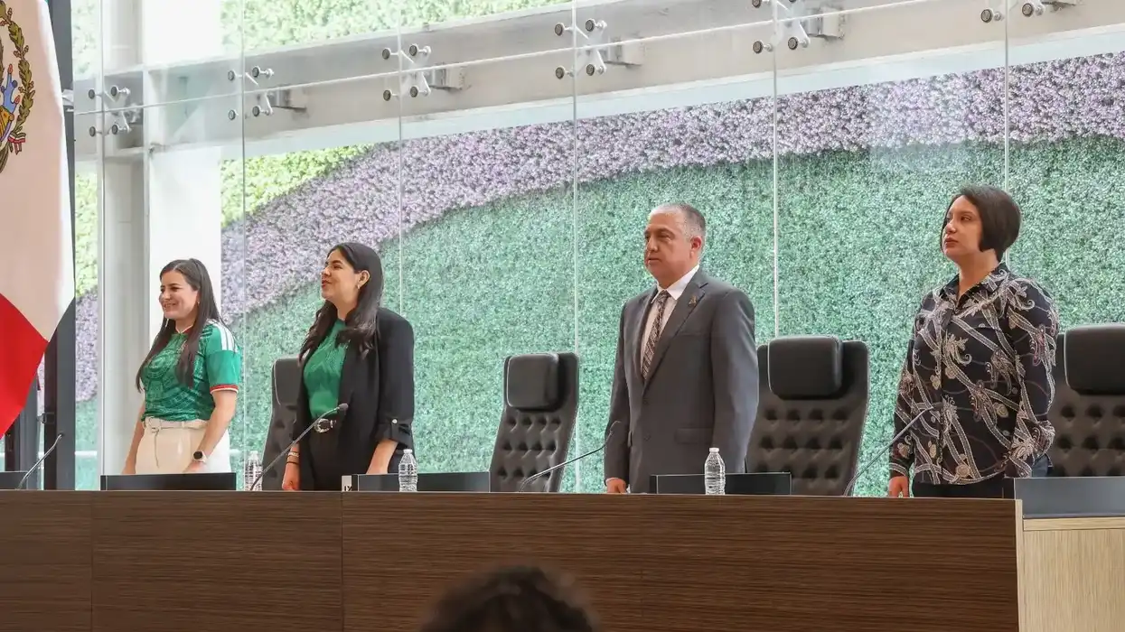 Integrantes de la mesa directiva de pie junto a la bandera de México durante una sesión del Pleno en Querétaro