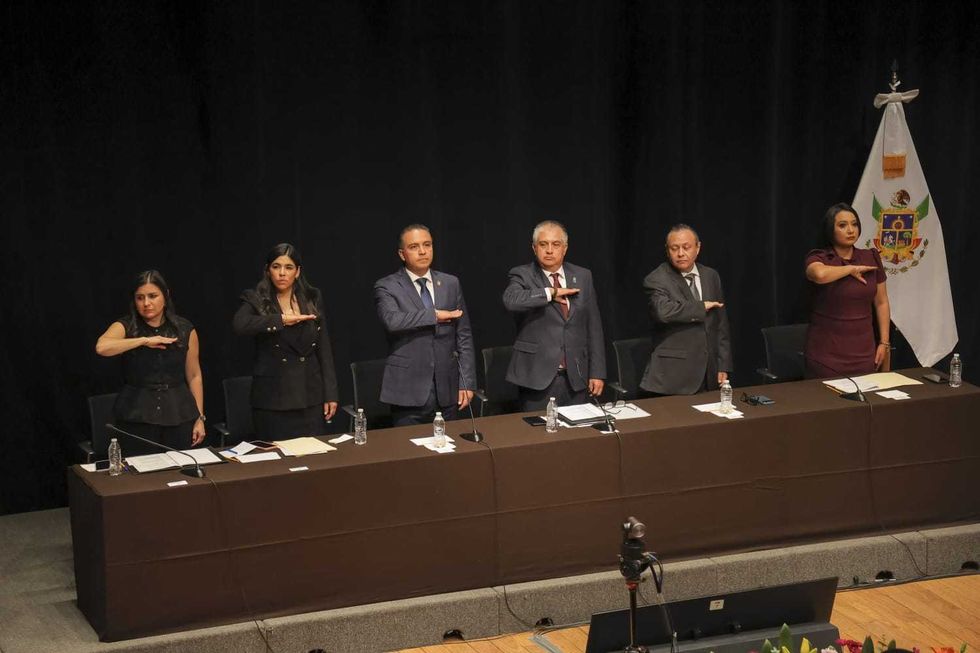 Integrantes de la Mesa Directiva del Congreso de Quer\u00e9taro durante la Sesi\u00f3n Solemne del Segundo Informe
