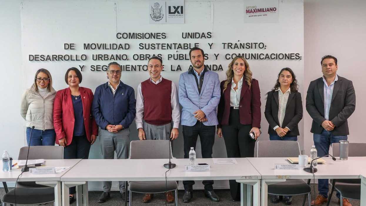 Integrantes de las Comisiones Unidas de la LXI Legislatura de Querétaro posan frente al letrero de las comisiones