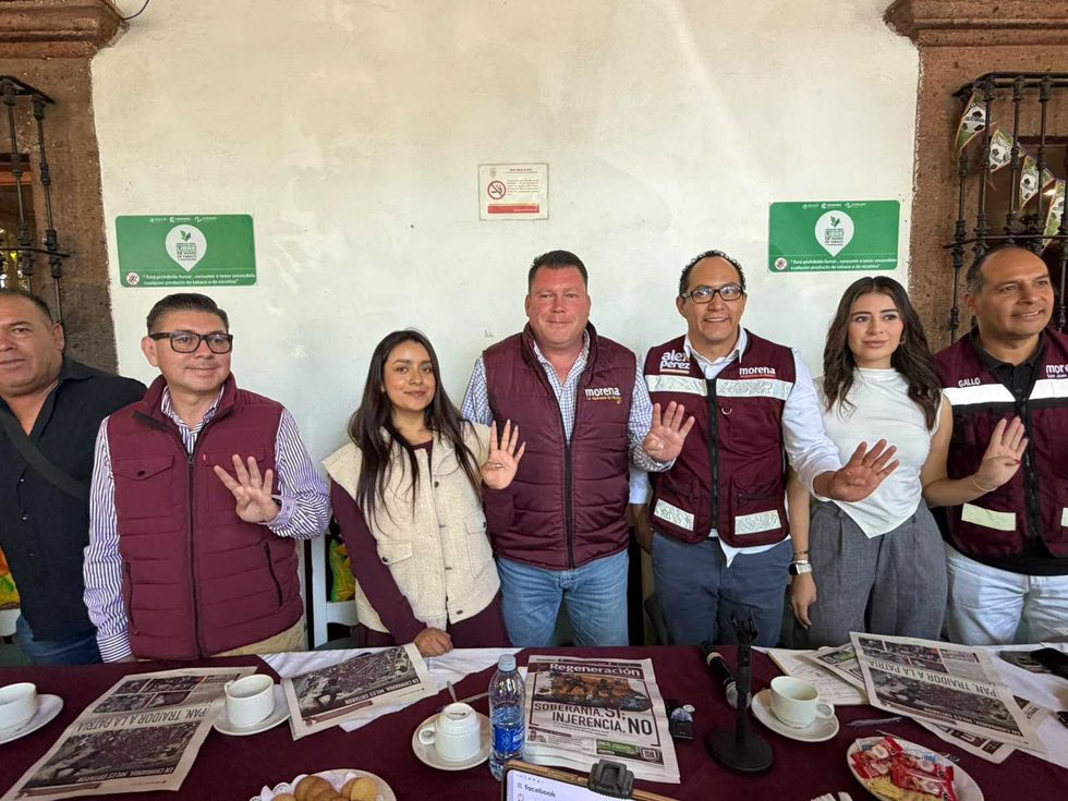 Integrantes de Morena posan con la mano en alto durante una conferencia de prensa