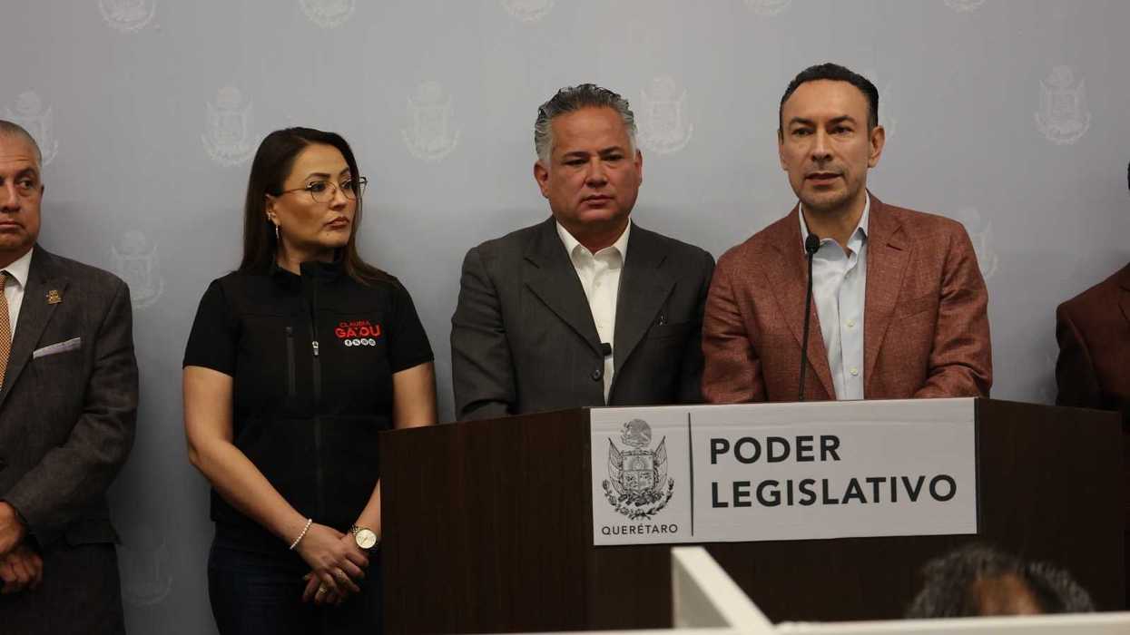Integrantes de Morena y PT frente al atril del Poder Legislativo de Querétaro durante el pronunciamiento de respaldo a la diputada Gina Guzmán.