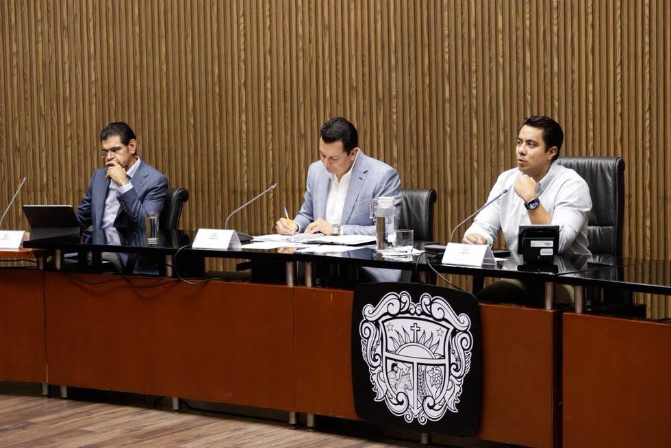 Integrantes del Ayuntamiento de Quer\u00e9taro levantan la mano durante votaci\u00f3n en Cabildo