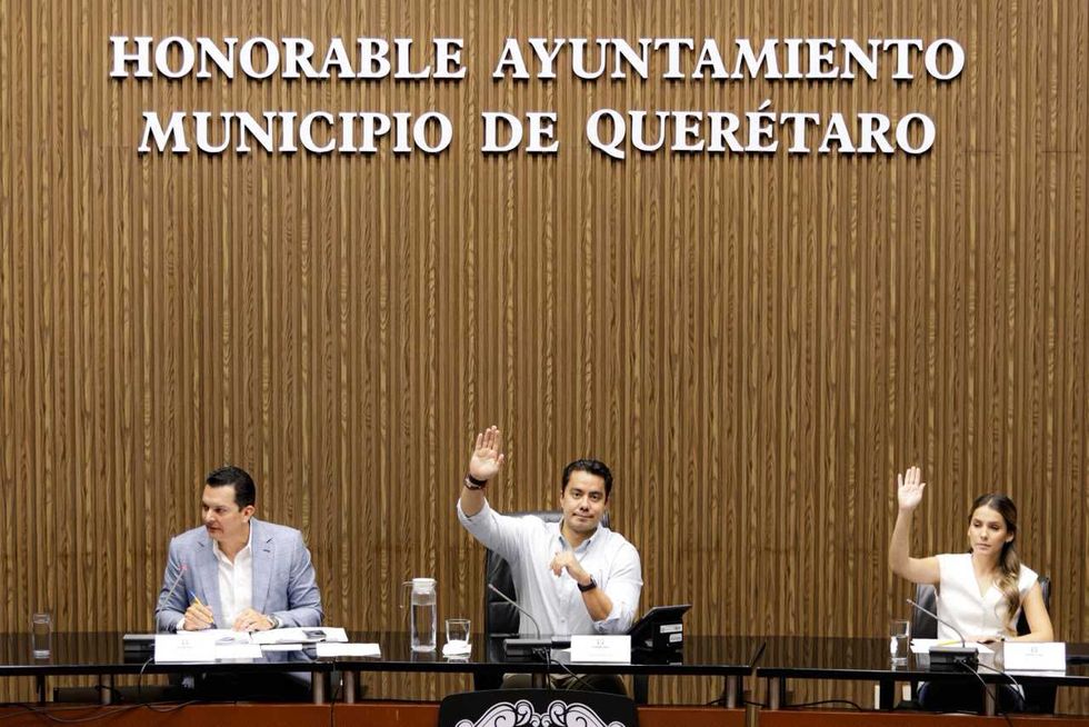 Integrantes del Ayuntamiento de Quer\u00e9taro levantan la mano durante votaci\u00f3n en Cabildo