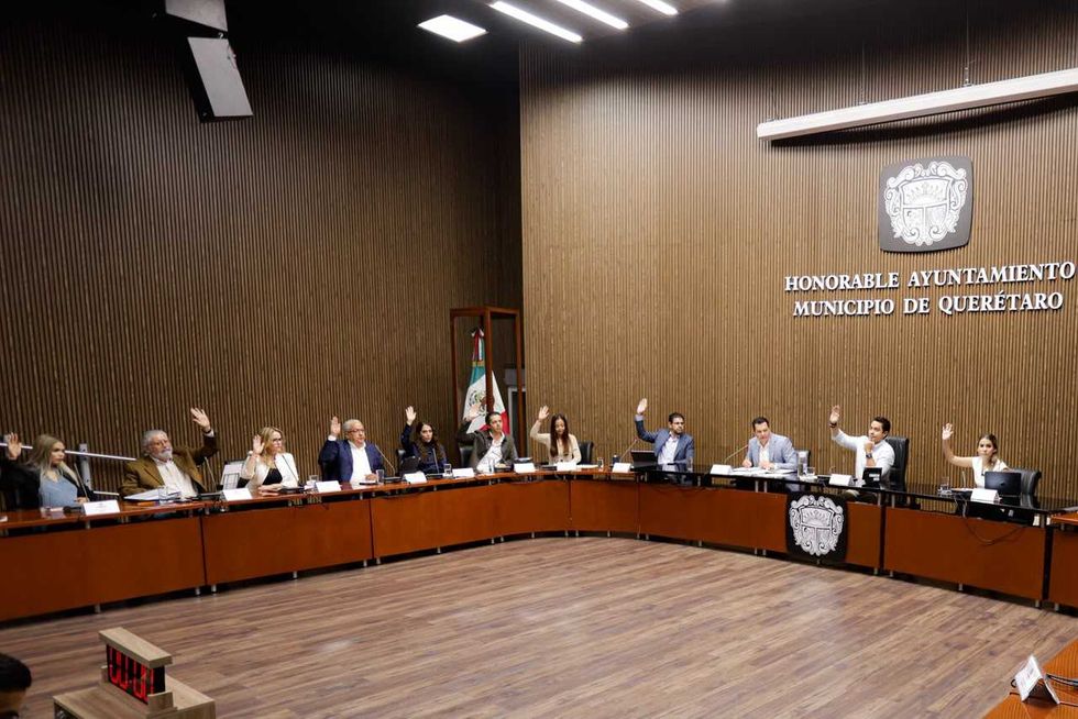 Integrantes del Ayuntamiento de Quer\u00e9taro levantan la mano durante votaci\u00f3n en Cabildo