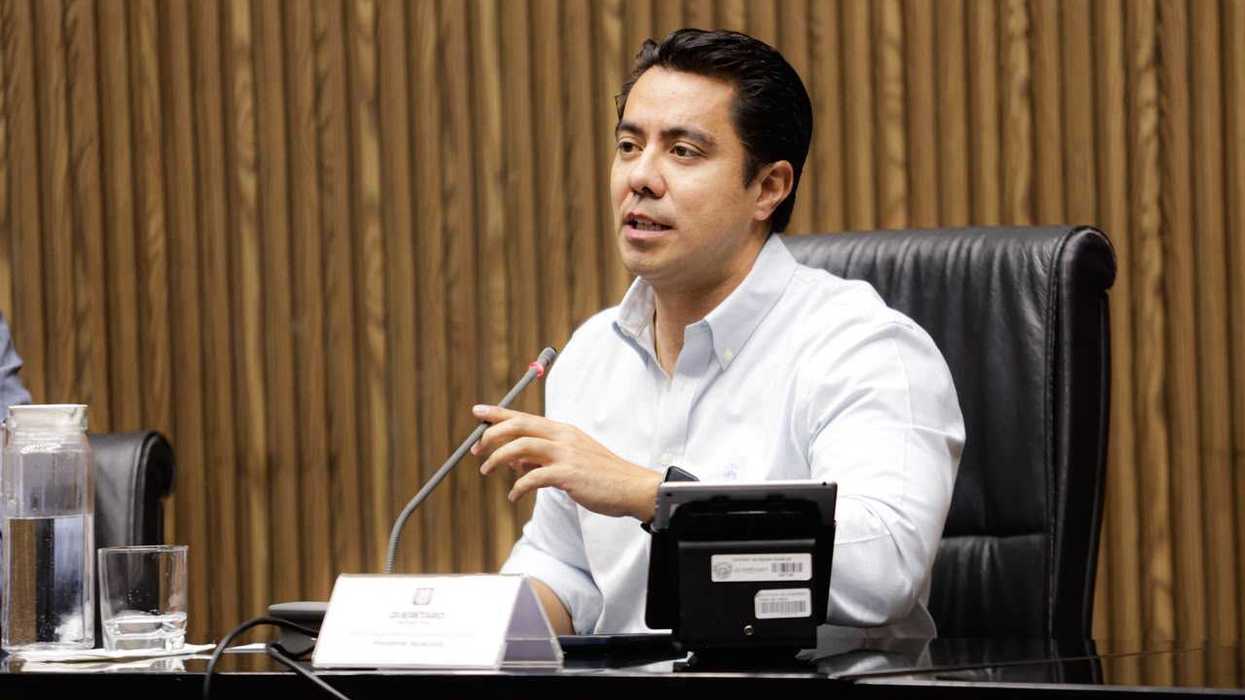 Integrantes del Ayuntamiento de Querétaro levantan la mano durante votación en Cabildo