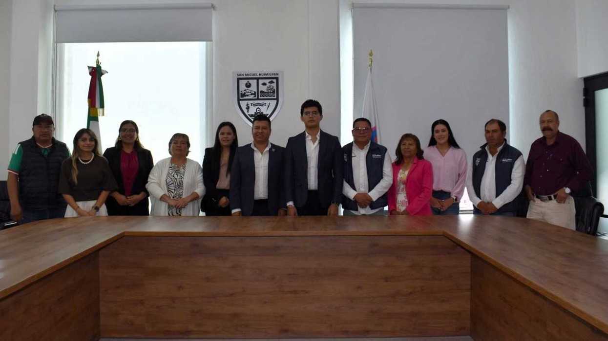 Integrantes del Cabildo de Huimilpan posan de pie tras la sesión donde se aprobó el reglamento de centros de adicciones.