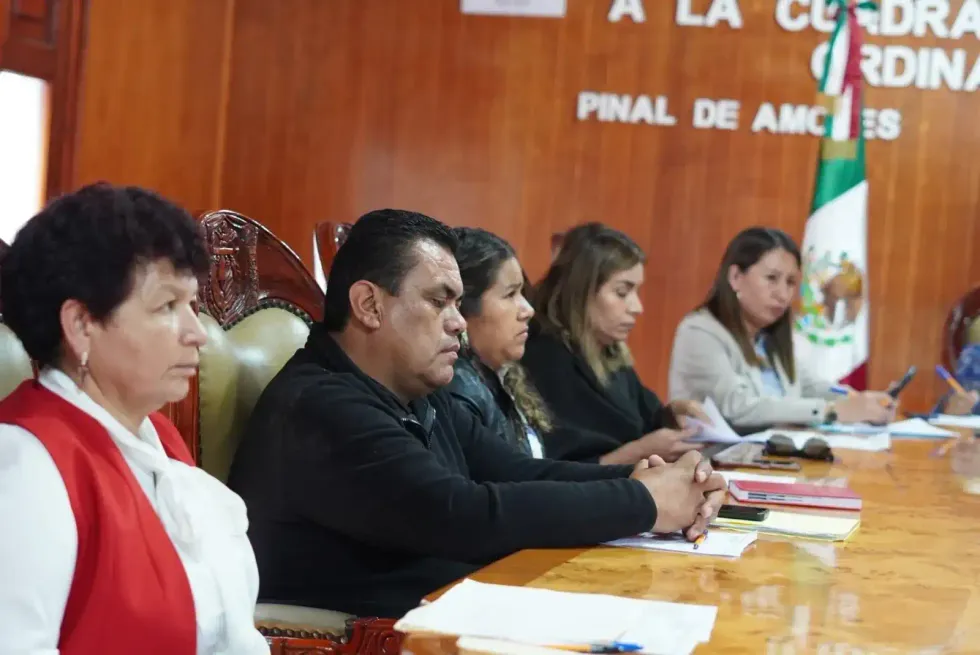 Integrantes del Cabildo de Pinal de Amoles durante la sesi\u00f3n ordinaria.
