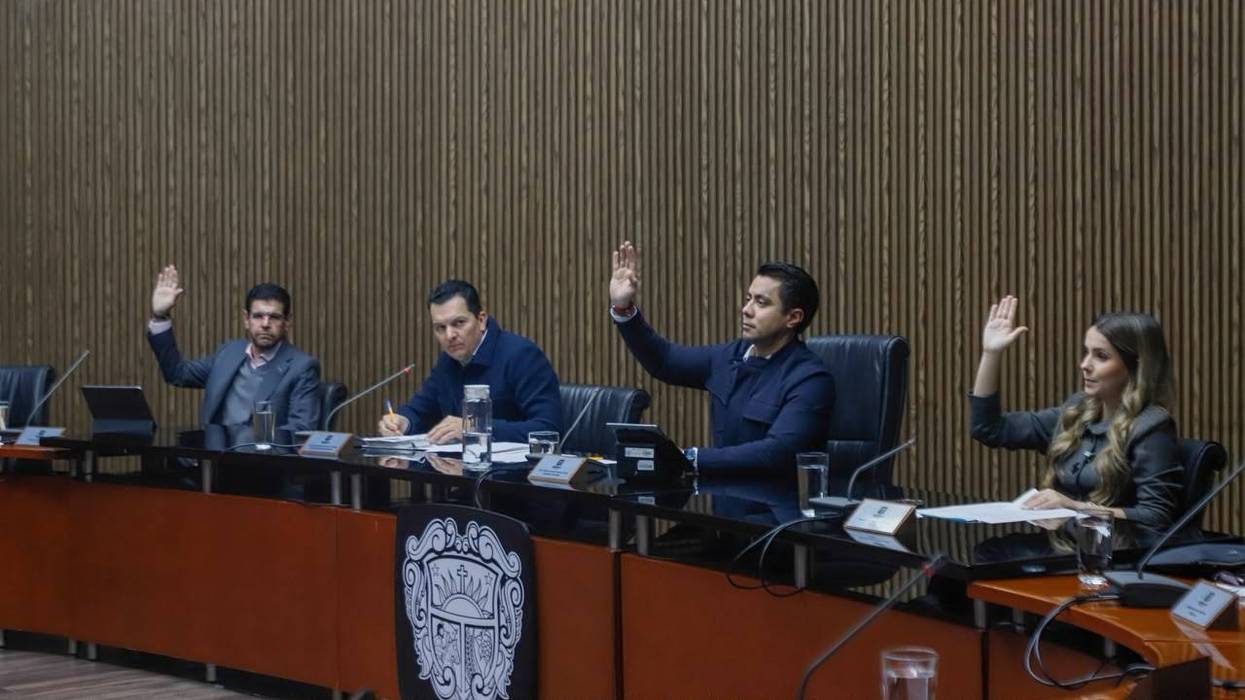 Integrantes del Cabildo de Querétaro votan a mano alzada en el salón de sesiones del Honorable Ayuntamiento