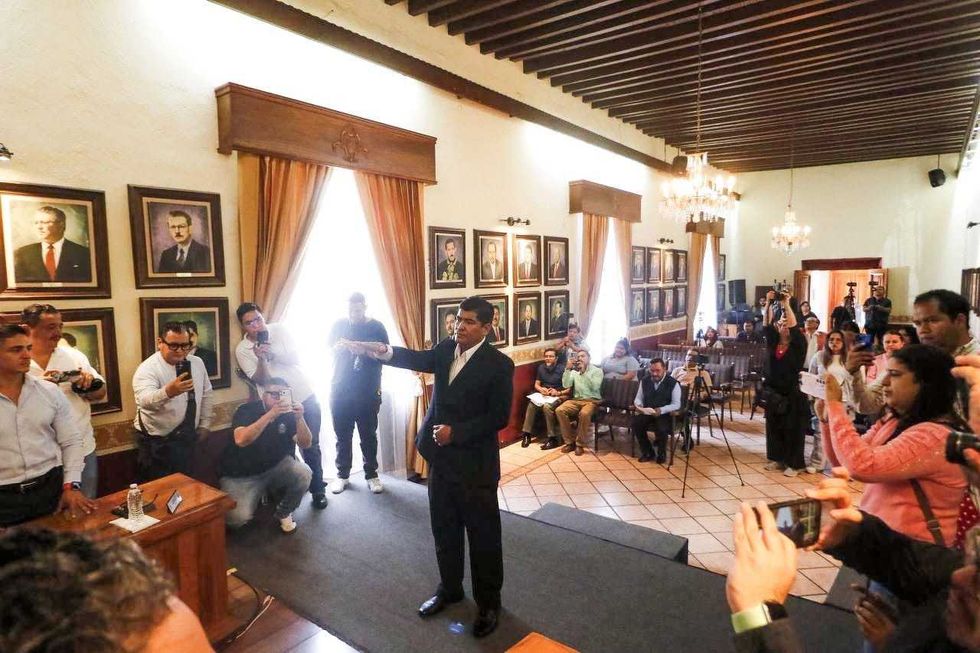 Integrantes del Cabildo de San Juan del R\u00edo reunidos en el Sal\u00f3n Presidentes durante la sesi\u00f3n extraordinaria que aprob\u00f3 el nuevo secretario de Ayuntamiento