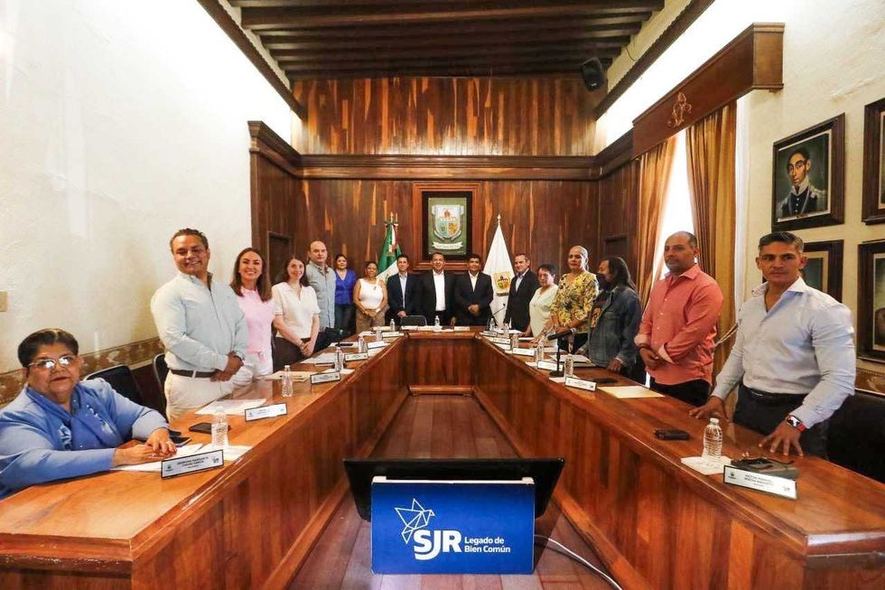 Integrantes del Cabildo de San Juan del R\u00edo reunidos en el Sal\u00f3n Presidentes durante la sesi\u00f3n extraordinaria que aprob\u00f3 el nuevo secretario de Ayuntamiento