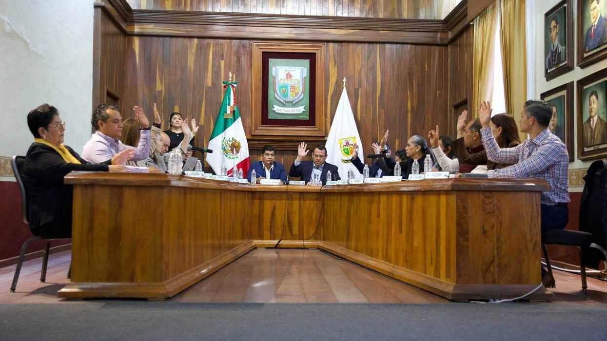 Integrantes del Cabildo de San Juan del Río votan durante sesión ordinaria del Ayuntamiento.