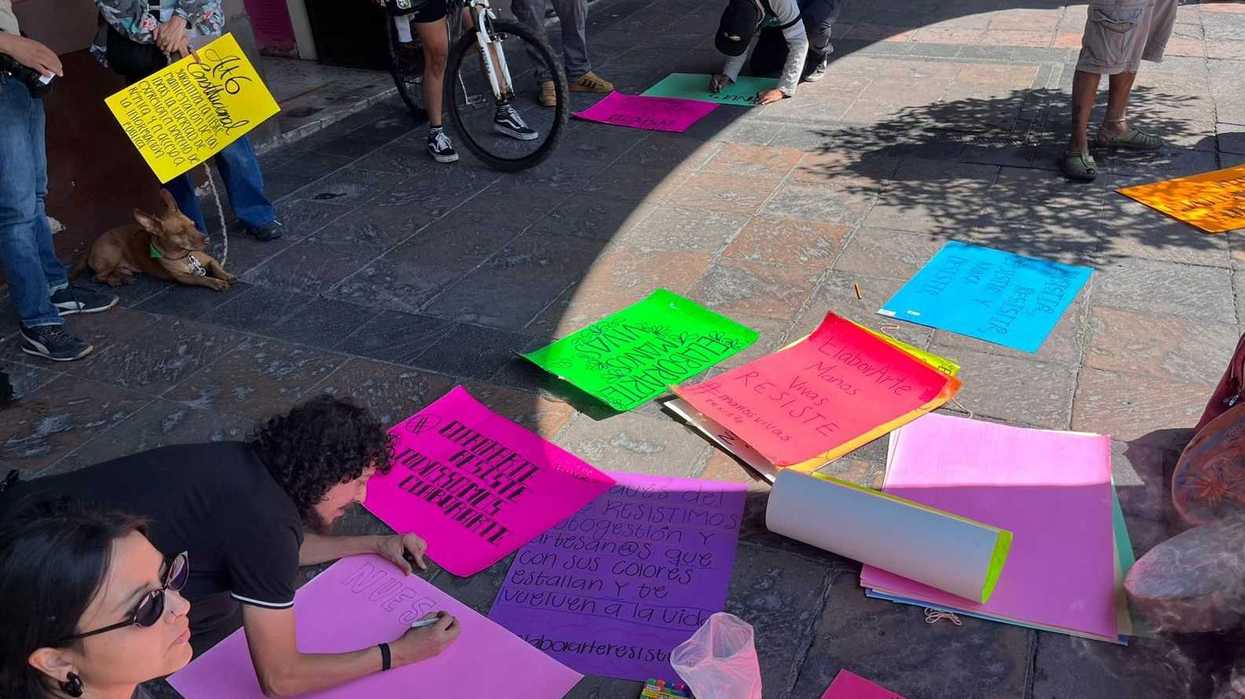 Integrantes del colectivo ElaborArte Manos Vivas protestan en el Centro Histórico de Querétaro por la suspensión de su inmueble artesanal