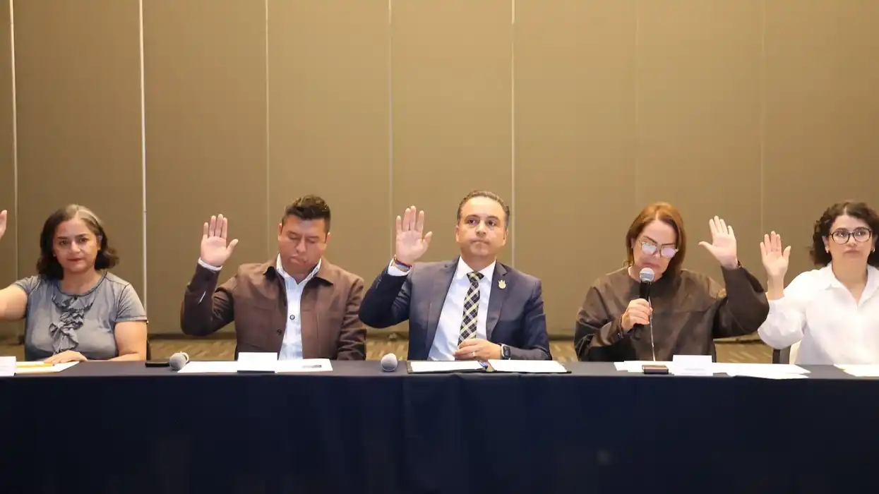 Integrantes del Consejo Estatal de Repatriados votan a mano alzada durante la primera sesión ordinaria 2026