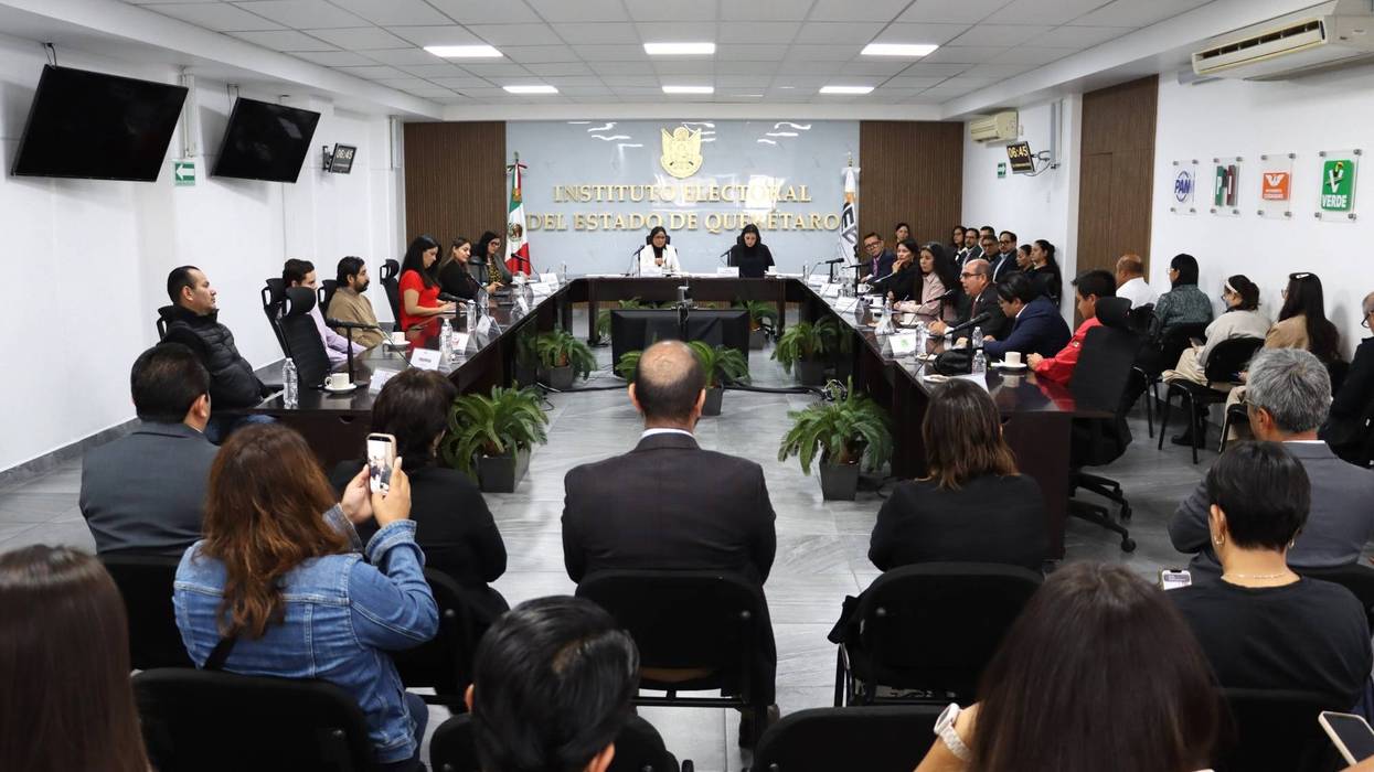Integrantes del Consejo General del IEEQ y del Comité Técnico Asesor del PREP en fotografía grupal