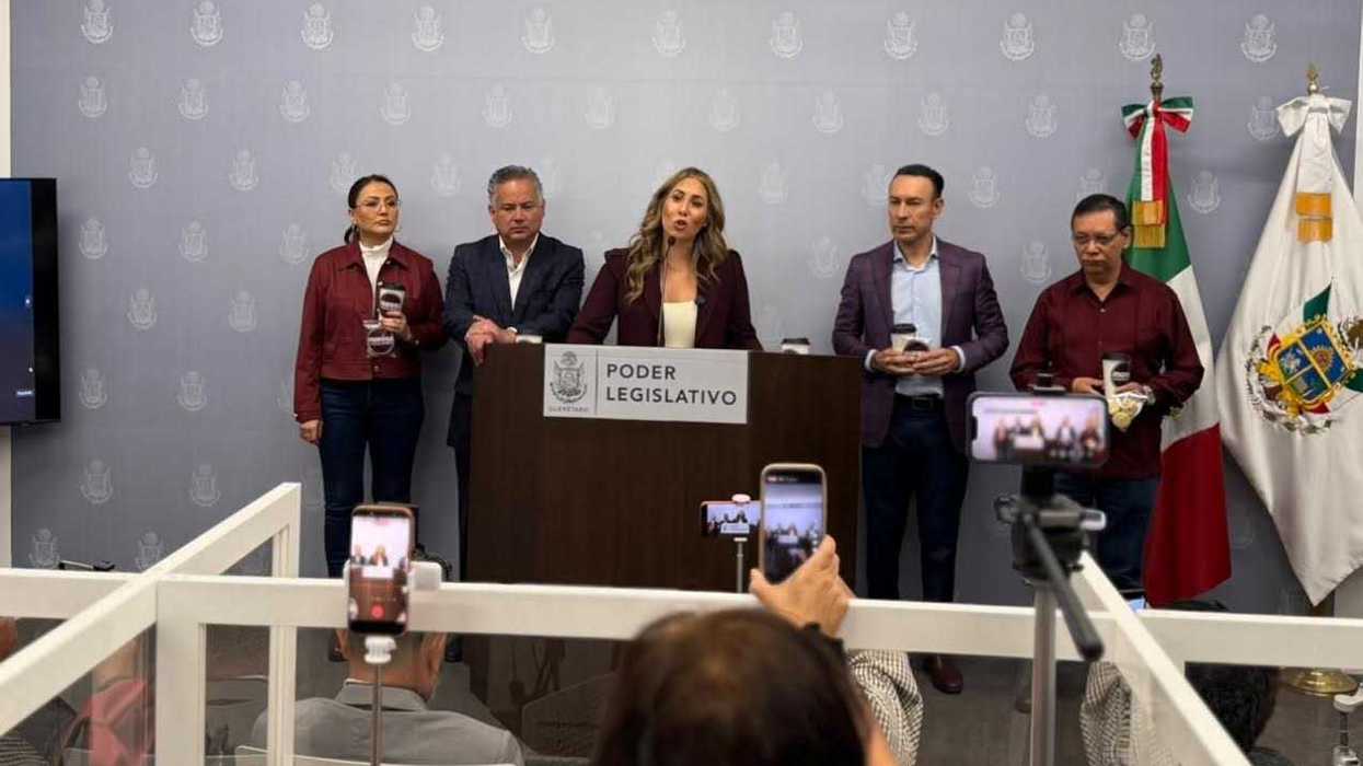 Integrantes del Grupo Legislativo de Morena en rueda de prensa presentan iniciativa de integridad de candidaturas en el Congreso de Querétaro.