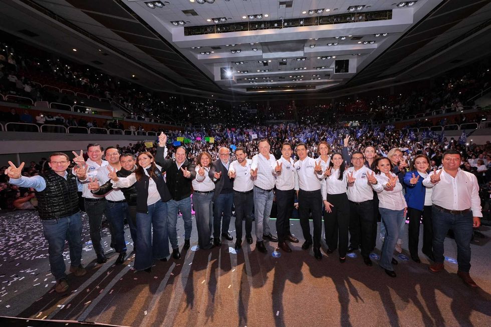 Integrantes del PAN con luces de celular del p\u00fablico al fondo hacen la se\u00f1al de victoria en el Plan Futuro para Todos