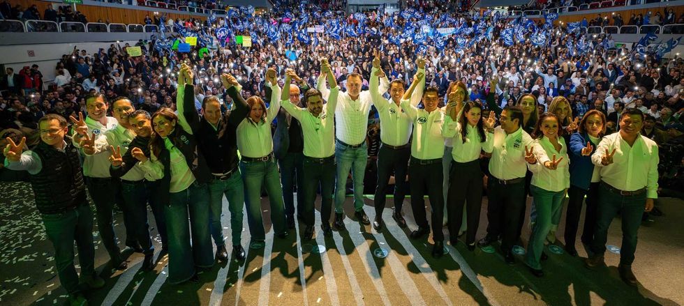Integrantes del PAN hacen la se\u00f1al de victoria ante el p\u00fablico en el Auditorio Josefa Ortiz de Dom\u00ednguez, en Quer\u00e9taro