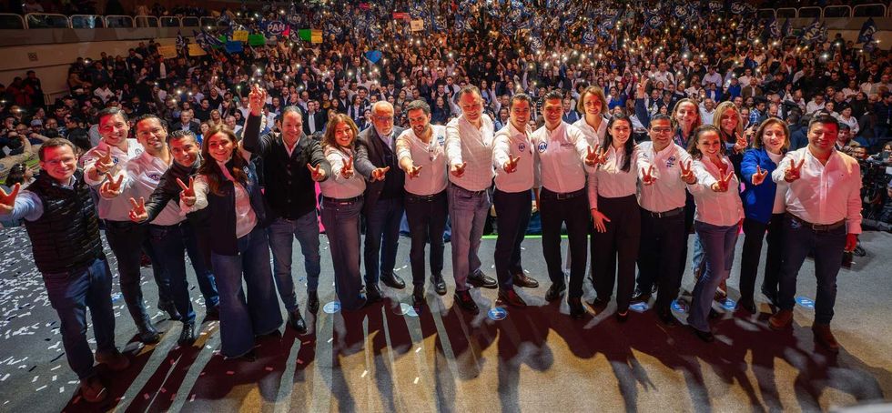 Integrantes del PAN hacen la se\u00f1al de victoria ante el p\u00fablico en el Auditorio Josefa Ortiz de Dom\u00ednguez, en Quer\u00e9taro
