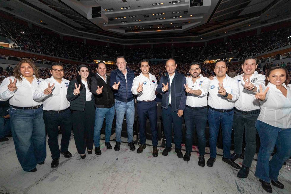 Integrantes del PAN hacen la se\u00f1al de victoria en el escenario del Auditorio Josefa Ortiz de Dom\u00ednguez, en Quer\u00e9taro