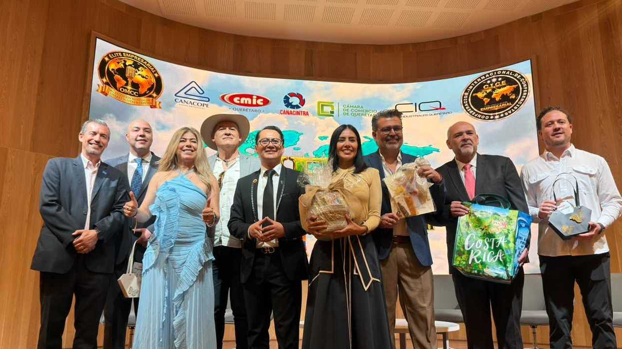 Integrantes del panel sentados en el escenario del congreso CIELO 2026 de liderazgo empresarial en Querétaro
