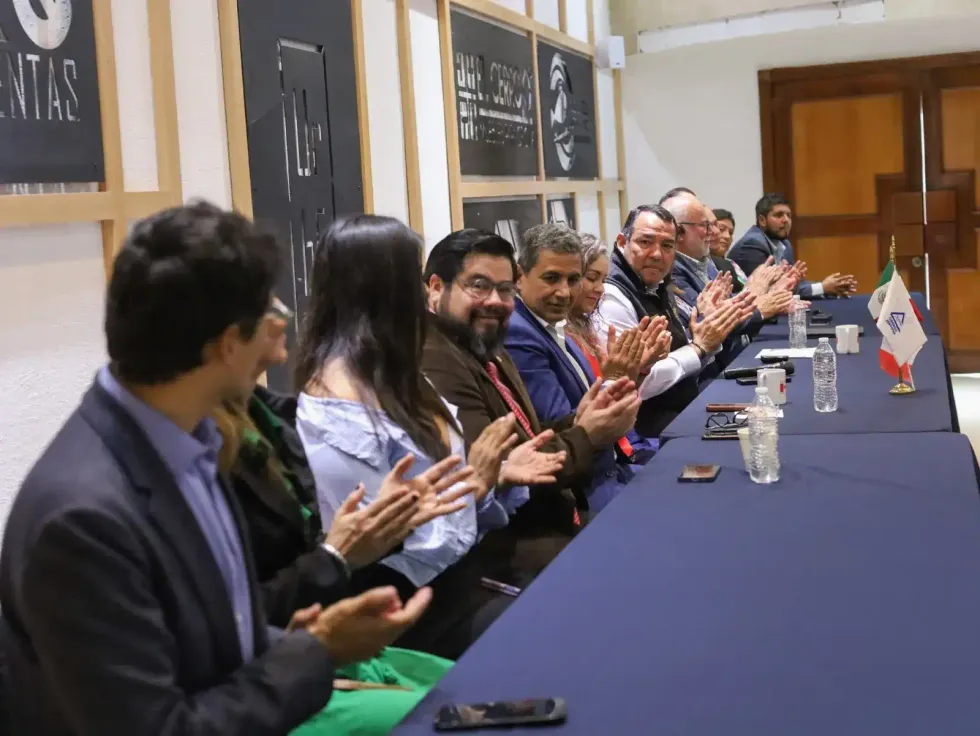 Integrantes del pres\u00eddium aplauden durante la rueda de prensa sobre el proyecto de ciudad de la amistad con Windsor, Canad\u00e1.