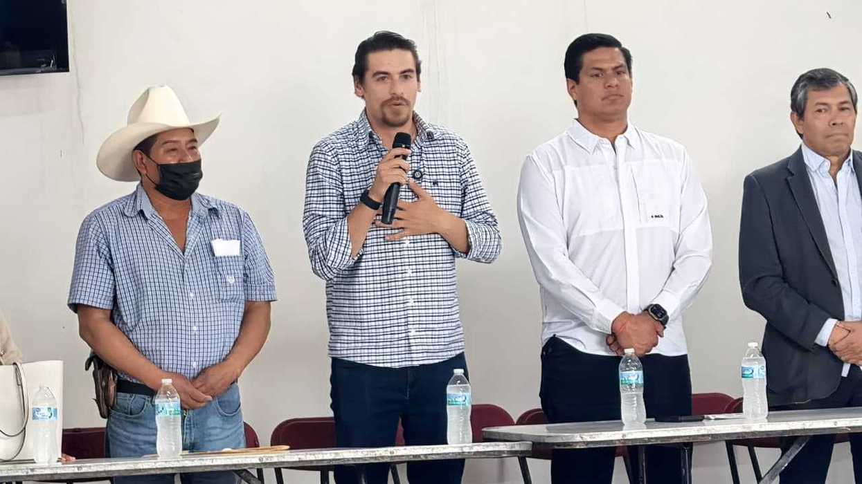 Integrantes del presídium encabezan la entrega de la rehabilitación de la Casa Ejidal de La Tinaja
