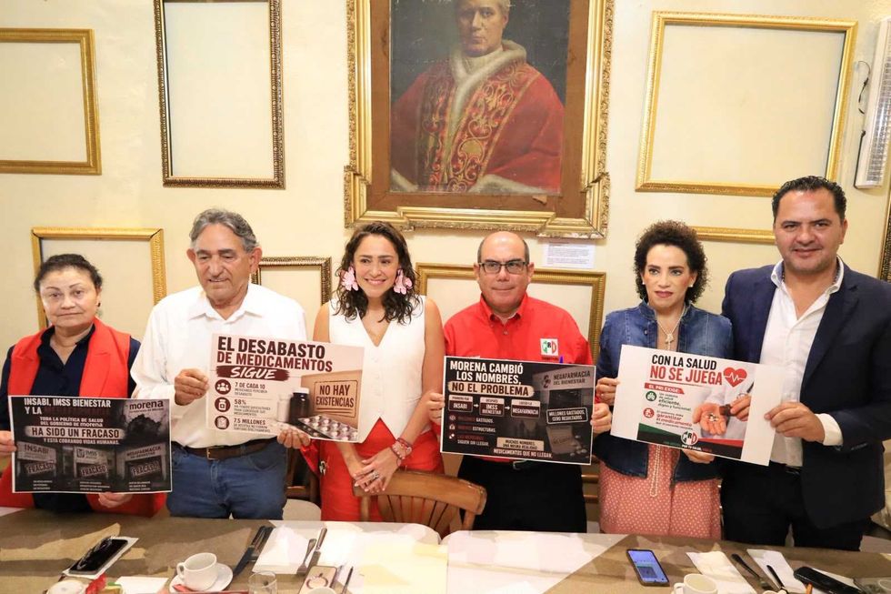 Integrantes del PRI Quer\u00e9taro muestran carteles sobre el desabasto de medicamentos durante rueda de prensa en la capital