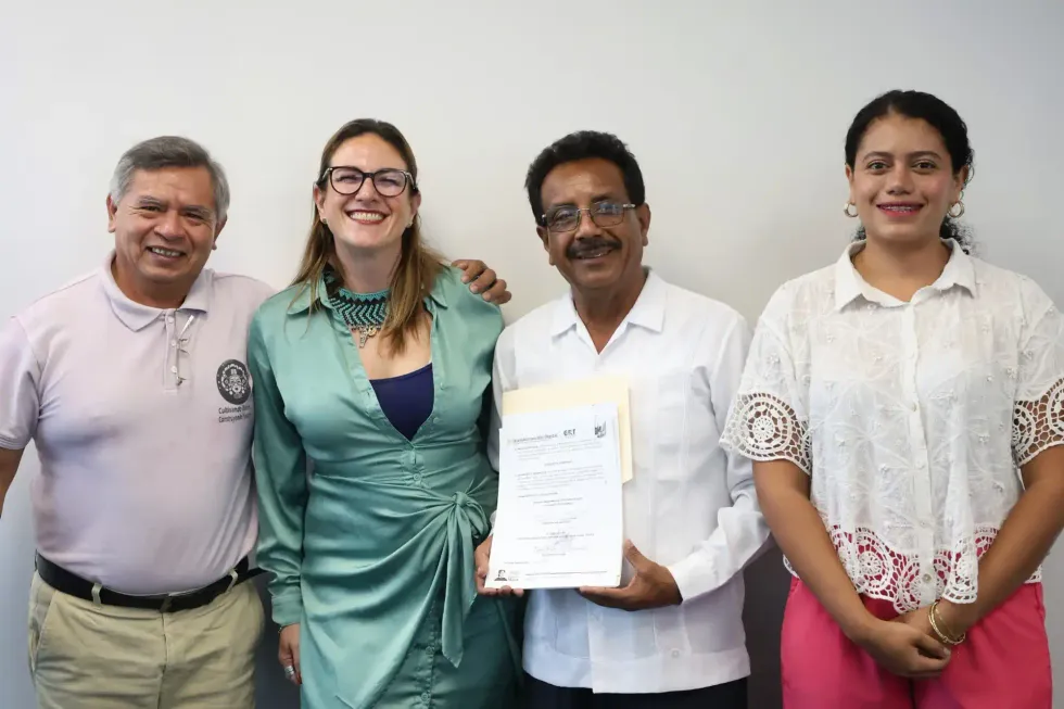 Integrantes del proyecto Afroradio sostienen el documento de concesi\u00f3n durante su entrega.