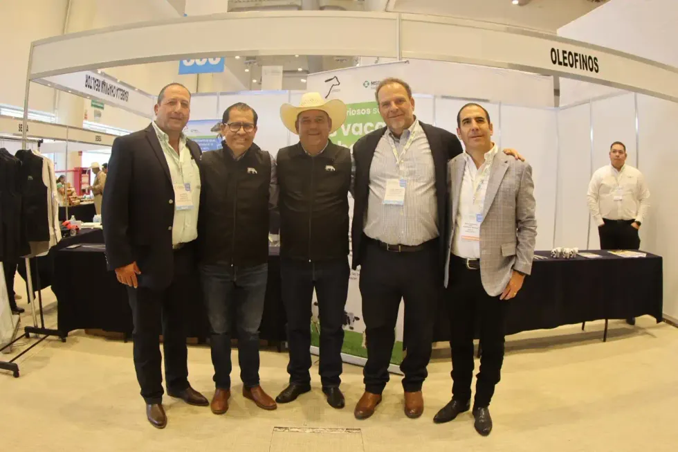Integrantes del sector ganadero posan durante la exposici\u00f3n comercial del Foro Nacional Holstein.