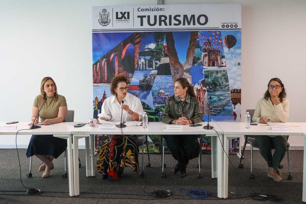 Integrantes y asistentes conversan previo a la sesi\u00f3n de la Comisi\u00f3n de Turismo de la LXI Legislatura de Quer\u00e9taro