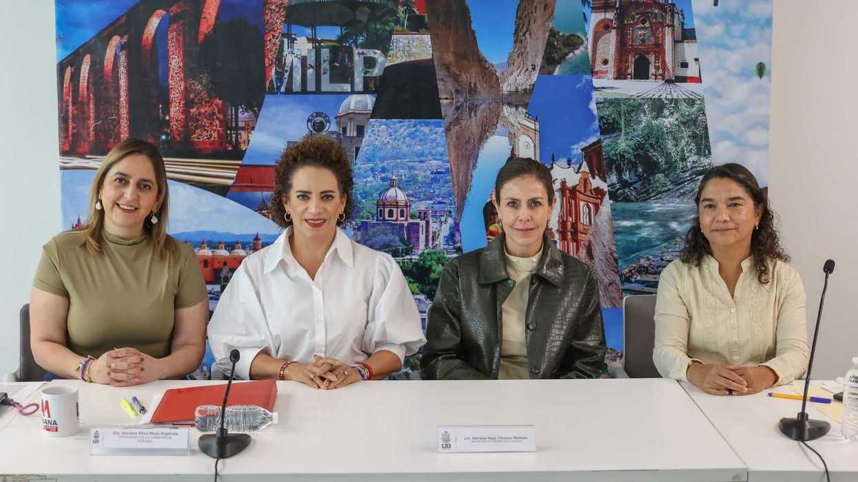 Integrantes y asistentes conversan previo a la sesión de la Comisión de Turismo de la LXI Legislatura de Querétaro