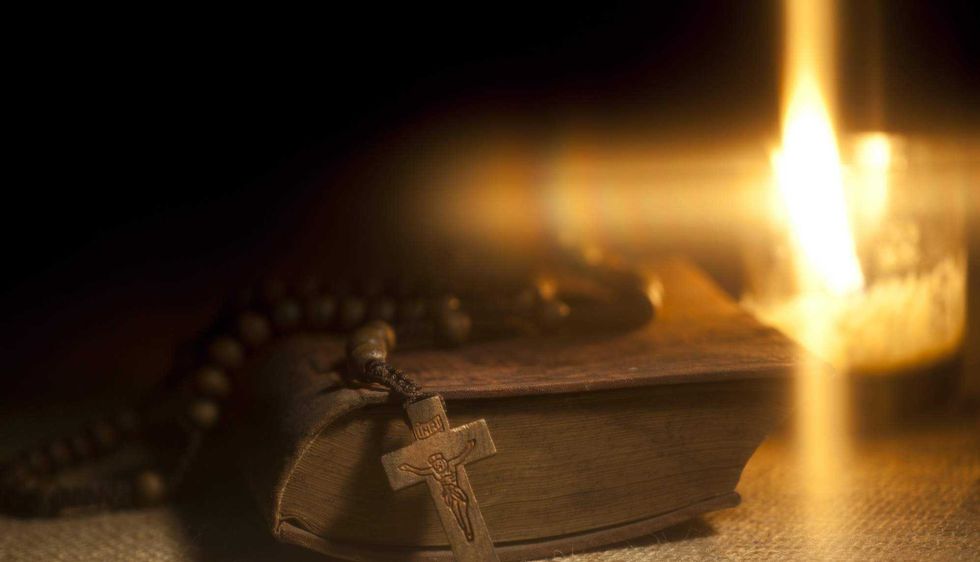 Investigadores del Estado de México trabajan en la escena del crimen. Fiscalía confirma muerte del sacerdote Ernesto Baltazar Hernández Vilchis.