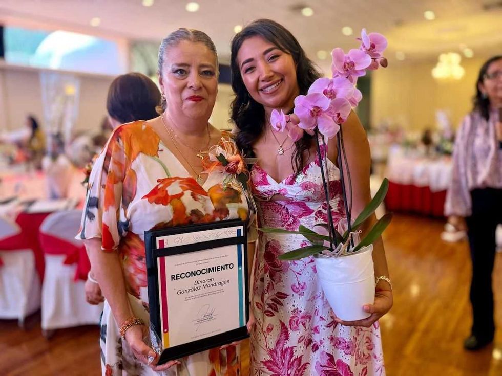 Irene Quintanar Mej\u00eda, coordinadora general de la USEBEQ, entrega reconocimiento a docente de preescolar durante homenaje en Quer\u00e9taro por el D\u00eda de la Educadora 2026.