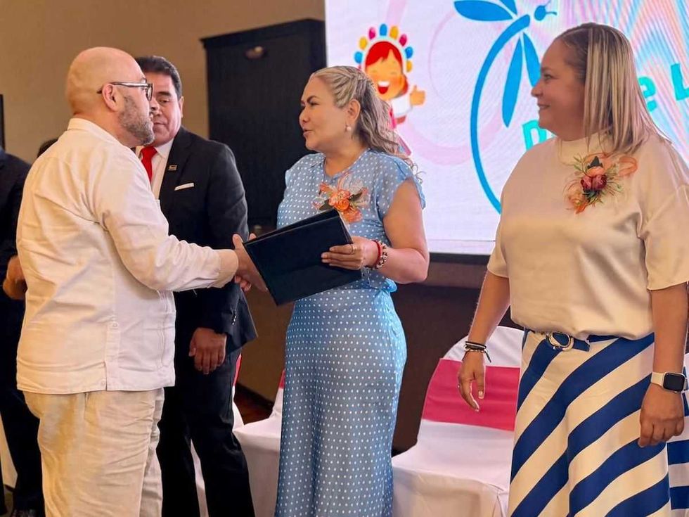 Irene Quintanar Mej\u00eda, coordinadora general de la USEBEQ, entrega reconocimiento a docente de preescolar durante homenaje en Quer\u00e9taro por el D\u00eda de la Educadora 2026.