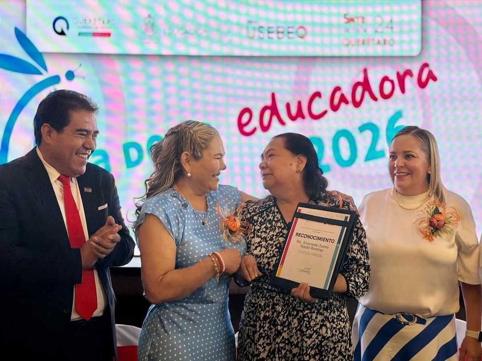 Irene Quintanar Mej\u00eda, coordinadora general de la USEBEQ, entrega reconocimiento a docente de preescolar durante homenaje en Quer\u00e9taro por el D\u00eda de la Educadora 2026.